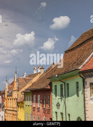 Vieilles maisons colorées dans le centre de Sighisoara, Roumanie Banque D'Images