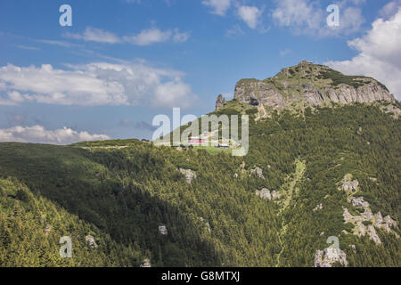 Vue sur le haut de la gamme de montagne Ceahlau, Roumanie Banque D'Images