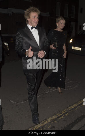 Directeur général de Pimlico Plumbers Charlie Mullins arrive à un collecteur de fonds du Black & White ball du parti conservateur à la Chiswell Brewery, Londres. Banque D'Images