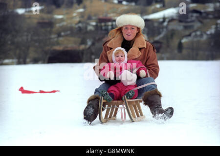 La duchesse de York et sa fille de 17 mois, la princesse Beatrice, tentent de traîneaux sur les pistes près du village suisse de Klosters. Banque D'Images