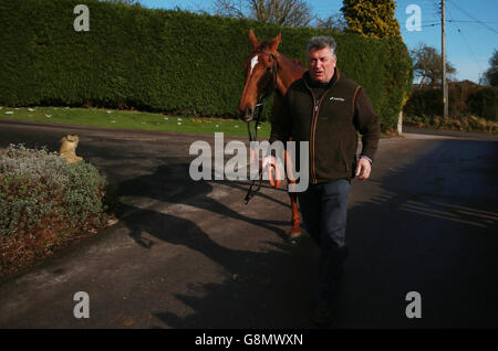 L'entraîneur Paul Nicholls avec Silviniaco Conti lors d'une visite d'écurie à Manor Farm stables, Ditcheat. Banque D'Images