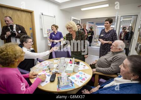 La Duchesse de Cornwall rencontre le personnel et les patients lors d'une visite dans le nouveau centre de Prospect Hospice à l'hôpital Savernake de Marlborough, dans le Wiltshire, qui offre des soins et un soutien aux patients, aux soignants et aux familles qui sont aux prises avec une maladie terminale. Banque D'Images