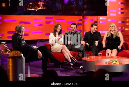 (De gauche à droite) Graham Norton, Julianne Moore, Anthony McPartlin, Declan Donnelly et Rebel Wilson pendant le tournage du Graham Norton Show aux London Studios, dans le sud de Londres. Banque D'Images