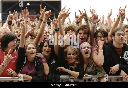 La foule regardant Biffy Clyro jouer sur la scène principale au Festival de lecture, samedi 27 août 2005. APPUYEZ SUR ASSOCIATION photo. Le crédit photo devrait se lire: Yui Mok/PA Banque D'Images