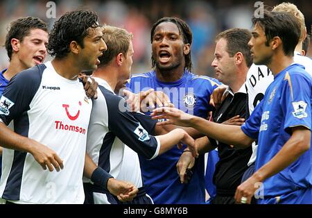 Soccer - FA Barclays Premiership - Tottenham Hotspur v Chelsea - White Hart Lane.Tempérer le flair entre les joueurs de Tottenham Hotspur et de Chelsea après l'envoi de Tottenham Hotspur Ahmed Mido Banque D'Images