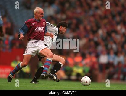 Football - FA Carling Premiership - Aston Villa / Derby County.Mark Draper de Aston Villa (à gauche) lutte avec Aljosa Asanovic, Comté de Derby (à droite) Banque D'Images