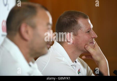 Le capitaine d'Angleterre Dylan Hartley (à droite) lors de la conférence de presse à Pennyhill Park, Bagshot. Banque D'Images