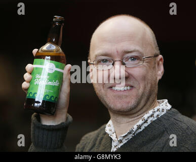 Patrick Harvie, co-congressiste du Scottish Green Party, dévoile sa propre ligne de bière, nommée « Harvie's hoptimiste » et fabriquée par la brasserie locale Jaw Brew, lors d'un appel photo au café-bar Mono de Glasgow. Banque D'Images