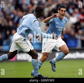 Claudio Reyna (R) de Manchester City célèbre son but contre Portsmouth lors du match FA Barclays Premiership au City of Manchester Stadium, Manchester, le samedi 27 août 2005. APPUYEZ SUR ASSOCIATION photo. Le crédit photo devrait se lire : David Davies/PA. Banque D'Images