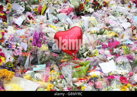 Des centaines de fleurs laissés par les personnes dans la ville de Birstall, West Yorkshire, où la main-d'MP Jo Cox a été tué. Banque D'Images