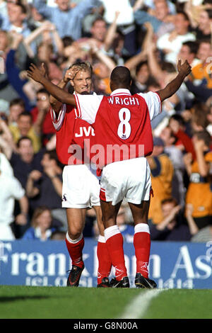 Dennis Bergkamp d'Arsenal (à gauche) célèbre son premier but avec un coéquipier Ian Wright (à droite) Banque D'Images