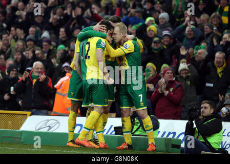 Robbie Brady, de Norwich City (no 12), célèbre le premier but de son équipe lors du match de la Barclays Premier League à Carrow Road, Norwich. Banque D'Images