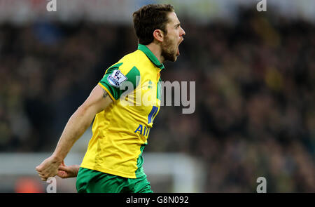 Robbie Brady, de Norwich City, célèbre le premier but de son camp lors du match de la Barclays Premier League à Carrow Road, Norwich. Banque D'Images