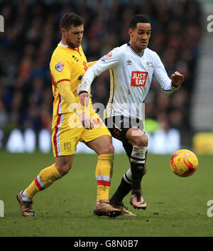 Tom Ince du comté de Derby et Jake Forster-Caskey de Milton Keynes bataille pour le ballon Banque D'Images