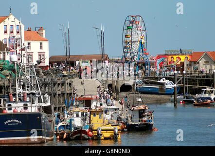 SOUTH BAY HARBOR, Scarborough, North Yorkshire, Angleterre - 19 mai 2014 : les touristes bénéficiant d''une journée à Scarborough resort le 19 mai 2014 C'est une destination populaire et touristique. Banque D'Images