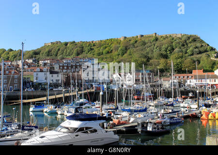 SOUTH BAY HARBOR, Scarborough, North Yorkshire, Angleterre - 19 mai 2014 : les touristes bénéficiant d''une journée à Scarborough resort le 19 mai 2014 C'est une destination populaire et touristique. Banque D'Images