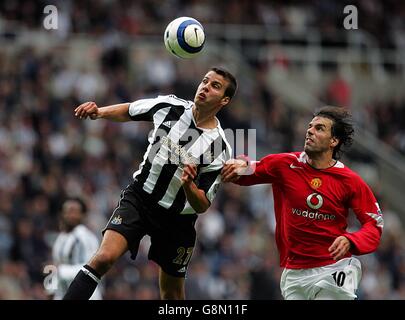 Steven Taylor de Newcastle United et Ruud van Nistelrooy de Manchester United luttez pour le ballon dans les airs Banque D'Images