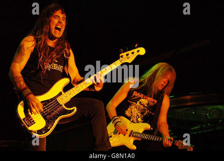 : Steve Harris et Janick Gers (R) de Iron Maiden se présentant sur la scène principale au Reading Festival, dimanche 28 août 2005. APPUYEZ SUR ASSOCIATION photo. Le crédit photo devrait se lire: Yui Mok/PA Banque D'Images