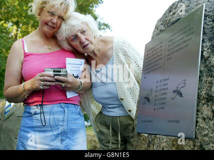 Juin Llewellyn (à droite) avec sa fille Susan Greenaway regardez les noms sur un nouveau mémorial mercredi 31 2005 août, près d'Annaburgh, Allemagne. Le frère de juin, le Sgt John Charles Burdett, était l'un des sept membres d'équipage tués lors de l'accident de leur bombardier Halifax sur le site pendant la Seconde Guerre mondiale en 1944. Voir PA Story FUNÉRAIRES. APPUYEZ SUR ASSOCIATION photo. Le crédit photo devrait se lire comme suit : Gareth Fuller/PA Banque D'Images