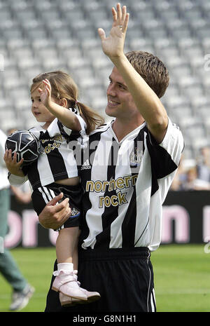 La nouvelle signature de Newcastle United Michael Owen fait la vague aux fans avec sa fille Gemma, âgée de 2 ans au parc St James, Newcastle, le mercredi 31 août 2005. Voir PA Story FOOTBALL Newcastle. APPUYEZ SUR ASSOCIATION photo. Le crédit photo devrait se lire: Owen Humphreys/PA Banque D'Images