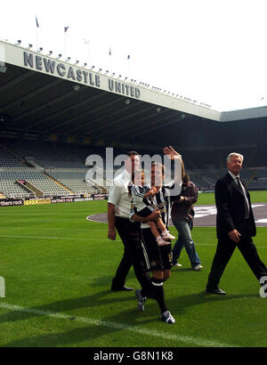 Soccer - FA Barclays Premiership - Newcastle United Press Conference - Michael Owen Signing - St James' Park.La nouvelle signature de Newcastle United, Michael Owen, fait la vague à la foule avec sa fille Banque D'Images