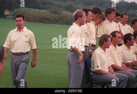 Miguel Angel Martin (à gauche), membre de l'équipe européenne qui ne joue pas, s'éloigne après être apparu dans un groupe d'équipe comme le reste de les joueurs s'alignent pour la photo officielle de l'équipe Banque D'Images