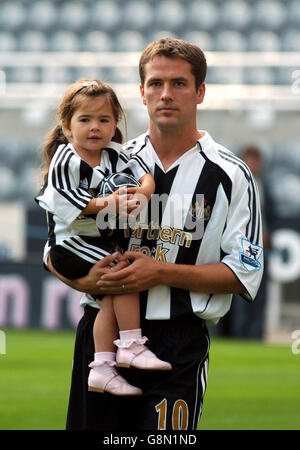 Soccer - FA Barclays Premiership - Newcastle United Press Conference - Michael Owen Signing - St James' Park.Le nouveau Newcastle United signe Michael Owen avec sa fille Gemma Banque D'Images