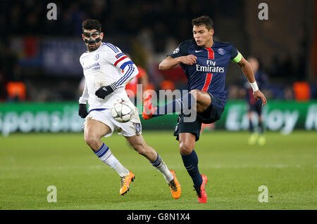 Paris Saint-Germain / Chelsea - Ligue des champions de l'UEFA - Round de 16 - première étape - Parc des Princes.Diego Costa de Chelsea (à gauche) et Thiago Silva de Paris Saint-Germain en action. Banque D'Images