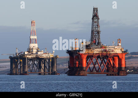 Une plate-forme pétrolière se trouve parmi d'autres plates-formes qui ont été laissées dans le Cromarty Firth près d'Invergordon dans les Highlands d'Écosse. Les plates-formes de forage sont empilées dans le Cromarty Firth, les prix du pétrole continuant à baisser, ce qui a un impact majeur sur l'industrie pétrolière britannique en mer du Nord, laissant des milliers de personnes sans travail. Banque D'Images