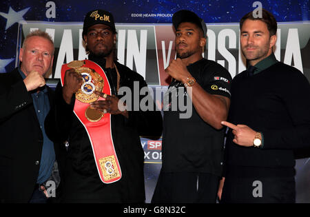 Anthony Joshua (deuxième à gauche) et Anthony Joshua MBE (deuxième à droite) lors de la conférence de presse à l'hôtel Dorchester, Londres. Banque D'Images