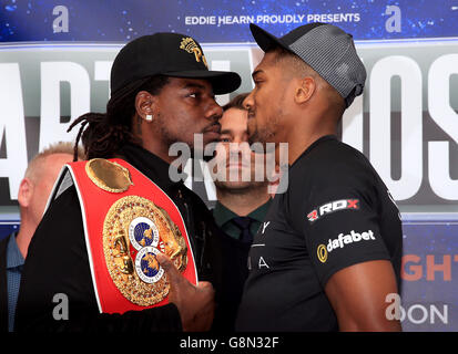 Charles Martin (à gauche) et Anthony Joshua MBE (à droite) lors de la conférence de presse à l'hôtel Dorchester, Londres. Banque D'Images