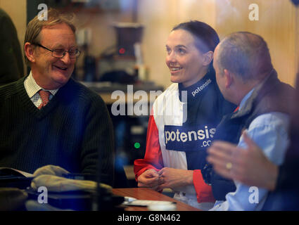 Jockey Victoria Pendleton avant sa course à Fakenham Racecourse, Fakenham. Banque D'Images