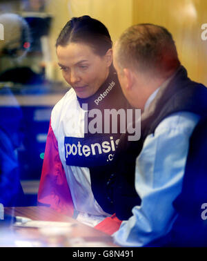 Courses de Fakenham.Jockey Victoria Pendleton vu par une fenêtre avant sa course à Fakenham Racecourse, Fakenham. Banque D'Images