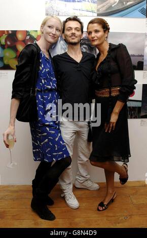 Helena Christensen participe au lancement de l'exposition « un œil pour la beauté » avec Jade Parfitt (L) et le designer de mode Matthew Williamson, à la galerie Sony Ericsson Proud Camden, dans le nord de Londres, le jeudi 1er septembre 2005. L'exposition a une collection d'images qu'Helena a prises avec le téléphone Sony Ericsson K750i, en association avec Vodafone. APPUYEZ SUR ASSOCIATION photo. Crédit photo devrait lire: Yui Mok / PA Banque D'Images