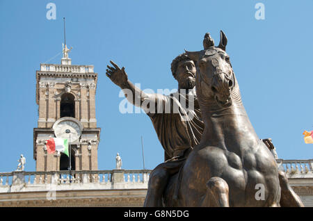 Equestrain statue de l'empereur Marc Aurèle dans la Piazza del Campidoglio, colline du Capitole, Rome, Italie, Europe Banque D'Images