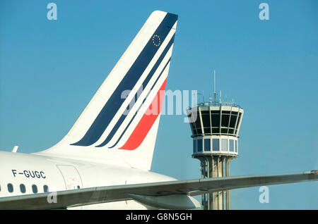 Avion d'Air France et de la tour de l'Aéroport de Saint Exupéry, Lyon, France, Europe Banque D'Images