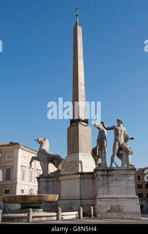 Obélisque du Quirinal en face du Palazzo del Quirinale, Rome, Latium, Italie, Europe Banque D'Images