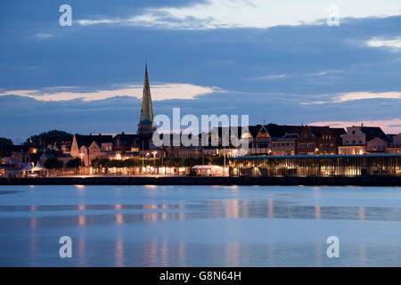 Ostpreußenkai, première rangée de bâtiments avec l'église Saint-Laurent, nuit, heure bleue, station balnéaire de la Baltique de Travemünde Banque D'Images