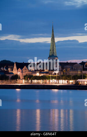 Ostpreußenkai, première rangée de bâtiments avec l'église Saint-Laurent, nuit, heure bleue, station balnéaire de la Baltique de Travemünde Banque D'Images