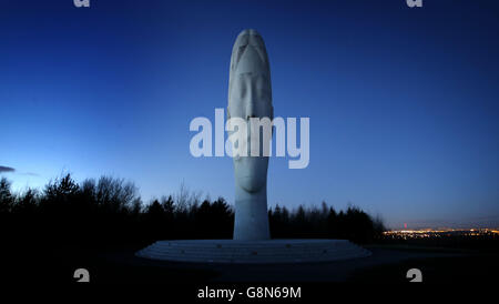 Le soleil se couche sur la sculpture Dream à Sutton, St Helens, Merseyside. Banque D'Images