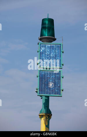 Un témoin vert et des panneaux solaires sur un poteau, feu de navigation, d'aides à la navigation, Międzyzdroje beach resort, l'île de Wolin, Misdroy Banque D'Images