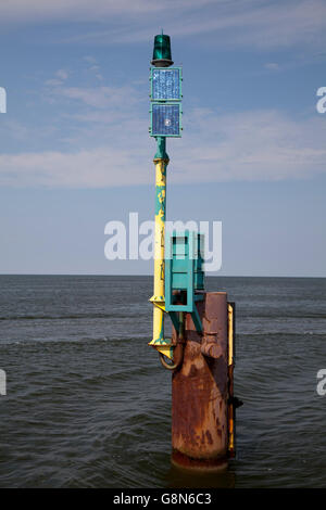 Un témoin vert et des panneaux solaires sur un poteau, feu de navigation, d'aides à la navigation, Międzyzdroje beach resort, l'île de Wolin, Misdroy Banque D'Images