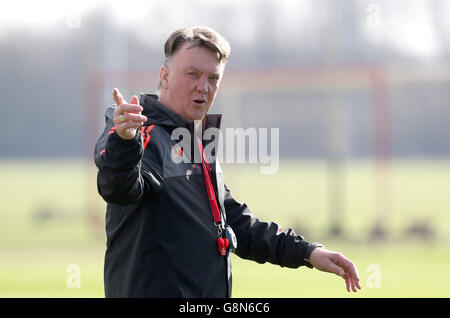 Manchester United contre FC Midtjylland - UEFA Europa League - Round of 32 - second Leg - Manchester United Training session - Aon....Louis van Gaal, directeur de Manchester United, lors d'une session d'entraînement au complexe d'entraînement AON, à Manchester. Banque D'Images