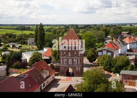 Vue depuis la tour de l'église de la Vierge Marie, Anklamer Tor gate, de la ville d'Usedom, l'île d'Usedom, Mecklembourg-Poméranie-Occidentale Banque D'Images