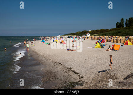 Plage avec les vacanciers de la mer Baltique, ville touristique de Timmendorf, l'île de Poel, Mecklembourg-Poméranie-Occidentale Banque D'Images