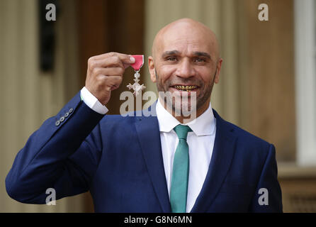 Musicien et DJ Goldie, dont le vrai nom est Clifford Price, après avoir été fait un MBE (membre de l'ordre de l'Empire britannique) par le Prince de Galles lors d'une cérémonie d'investiture, à Buckingham Palace, Londres. Banque D'Images