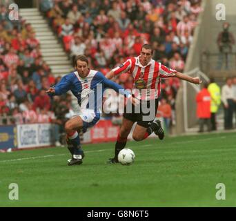 Paul Merson de Middlesbrough (à gauche) lutte pour le ballon avec celui de Sunderland Andy Melville (à droite) Banque D'Images