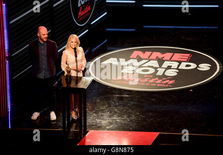 Rédacteur en chef de NME Mike Williams avec Kylie Minogue sur scène alors qu'elle présente le Golike Genius Award à Coldplay pendant les NME Awards 2016 avec Austin, Texas, à l'O2 Brixton Academy, Londres. APPUYEZ SUR ASSOCIATION photo. Date de la photo: Mercredi 17 février 2016. Voir PA Story SHOWBIZ NME. Le crédit photo devrait se lire comme suit : Ian West/PA Wire Banque D'Images