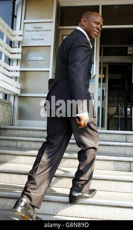 L'ancien champion de boxe WBO super-midlewhuit Chris Eubank arrive au tribunal de Brighton, le jeudi 1er septembre 2005, où il est accusé d'avoir illégalement pris un camion à bière, affirme-t-il, qui bloquait la route. Il est allégué que l'homme de 38 ans de Upper Drive, Hove, a grimpé dans la cabine du camion articulé Volvo à Sydney Street, Brighton, le 21 février et l'a chassé. Voir PA Story COURTS Eubank. APPUYEZ SUR ASSOCIATION photo. Le crédit photo devrait se lire: Matthew Fearn/PA. Banque D'Images