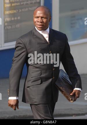 L'ancien champion de boxe WBO super-midlewhuit Chris Eubank arrive au tribunal de Brighton, le jeudi 1er septembre 2005, où il est accusé d'avoir illégalement pris un camion à bière, affirme-t-il, qui bloquait la route. Il est allégué que l'homme de 38 ans de Upper Drive, Hove, a grimpé dans la cabine du camion articulé Volvo à Sydney Street, Brighton, le 21 février et l'a chassé. Voir PA Story COURTS Eubank. APPUYEZ SUR ASSOCIATION photo. Le crédit photo devrait se lire: Matthew Fearn/PA. Banque D'Images